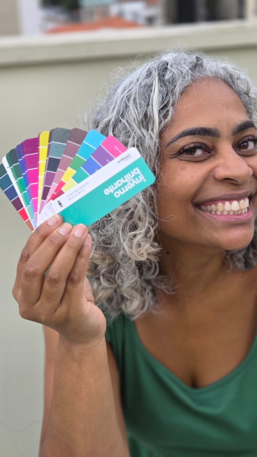 Cliente com paleta Inverno Brilhante — coloração pessoal